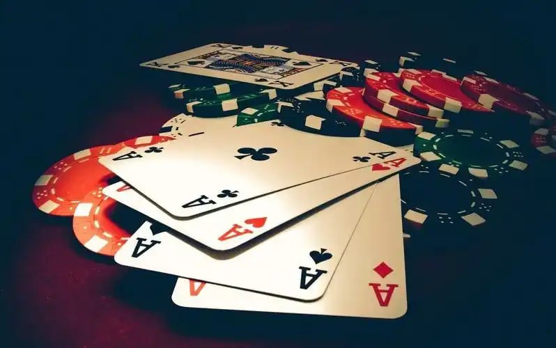 Tampilan dealer langsung dan tabel permainan Dragon Tiger Live di layar smartphone